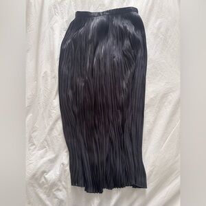 Tibi satin navy blue pleated skirt
Size 4
Like new